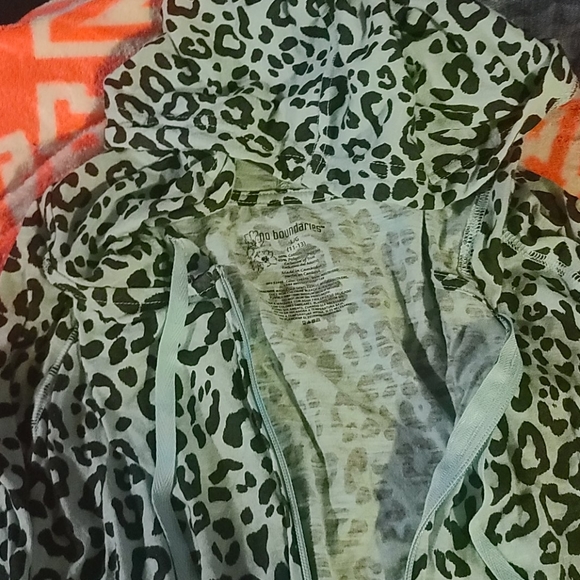 🥓-Mint green cheetah zip up - Picture 4 of 5